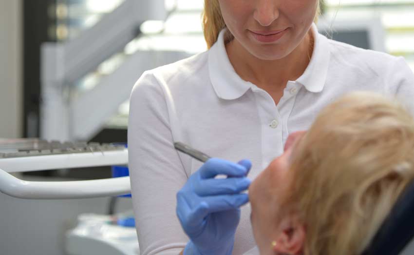 Zahnbehandlung-Implantat